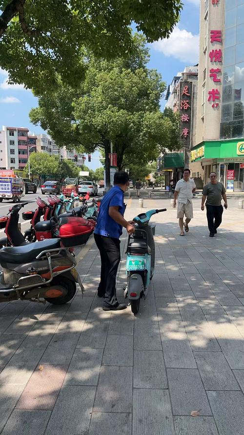 鹤壁市淇滨区：整治非机动车乱停乱放 还路于民